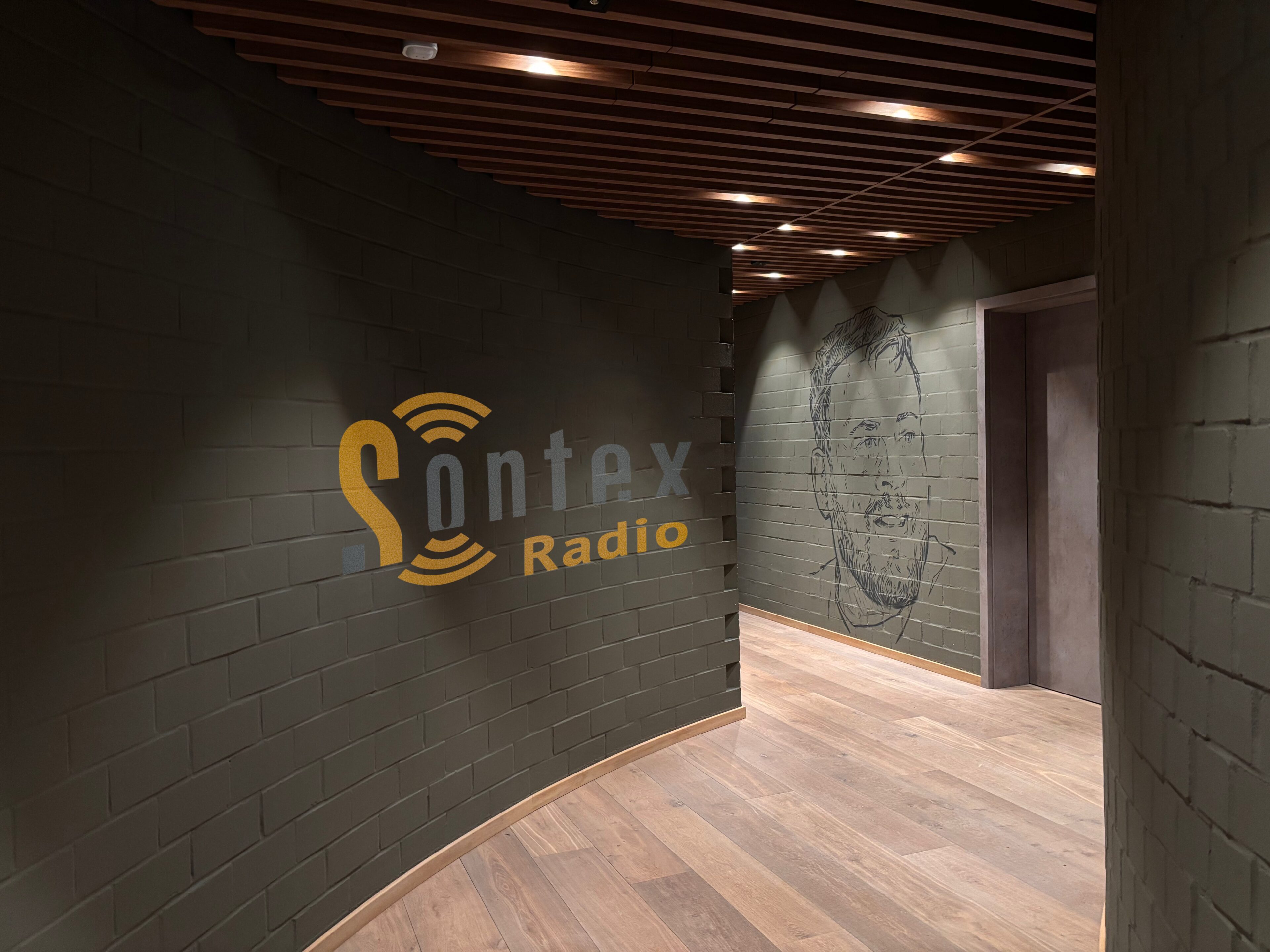 floor stx radio v8 scaled
